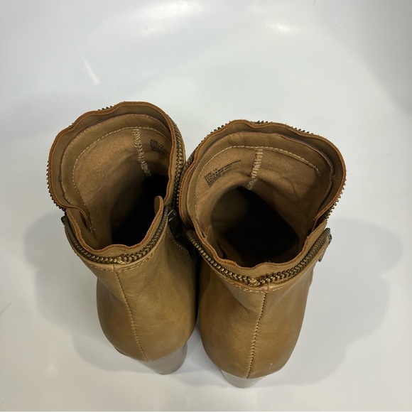 Margaritaville Jazz faux leather ankle boots heels tan size 10 casual neutral - Picture 5 of 8